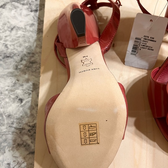 Flower-heeled patent leather anckle strap sandal - Picture 2 of 5